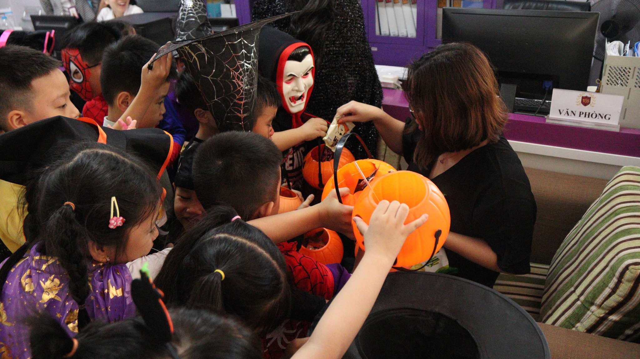 HOÀ MÌNH VÀO KHÔNG KHÍ LỄ HỘI HALLOWEEN CÙNG CÁC VISERS
