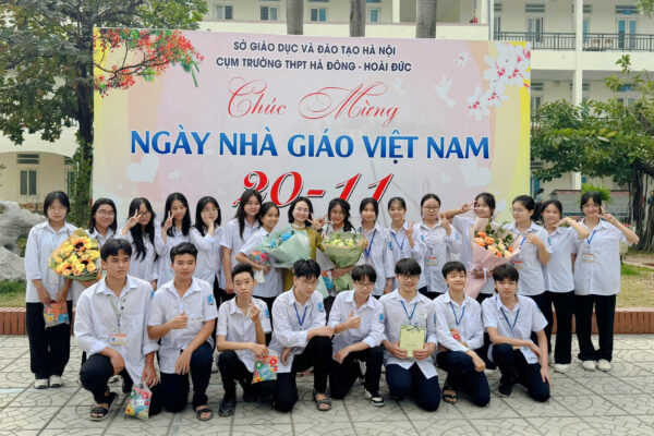 KHEN THƯỞNG GIÁO VIÊN ĐẠT GIẢI NHÌ TRONG CUỘC THI GIÁO VIÊN GIỎI CẤP CỤM