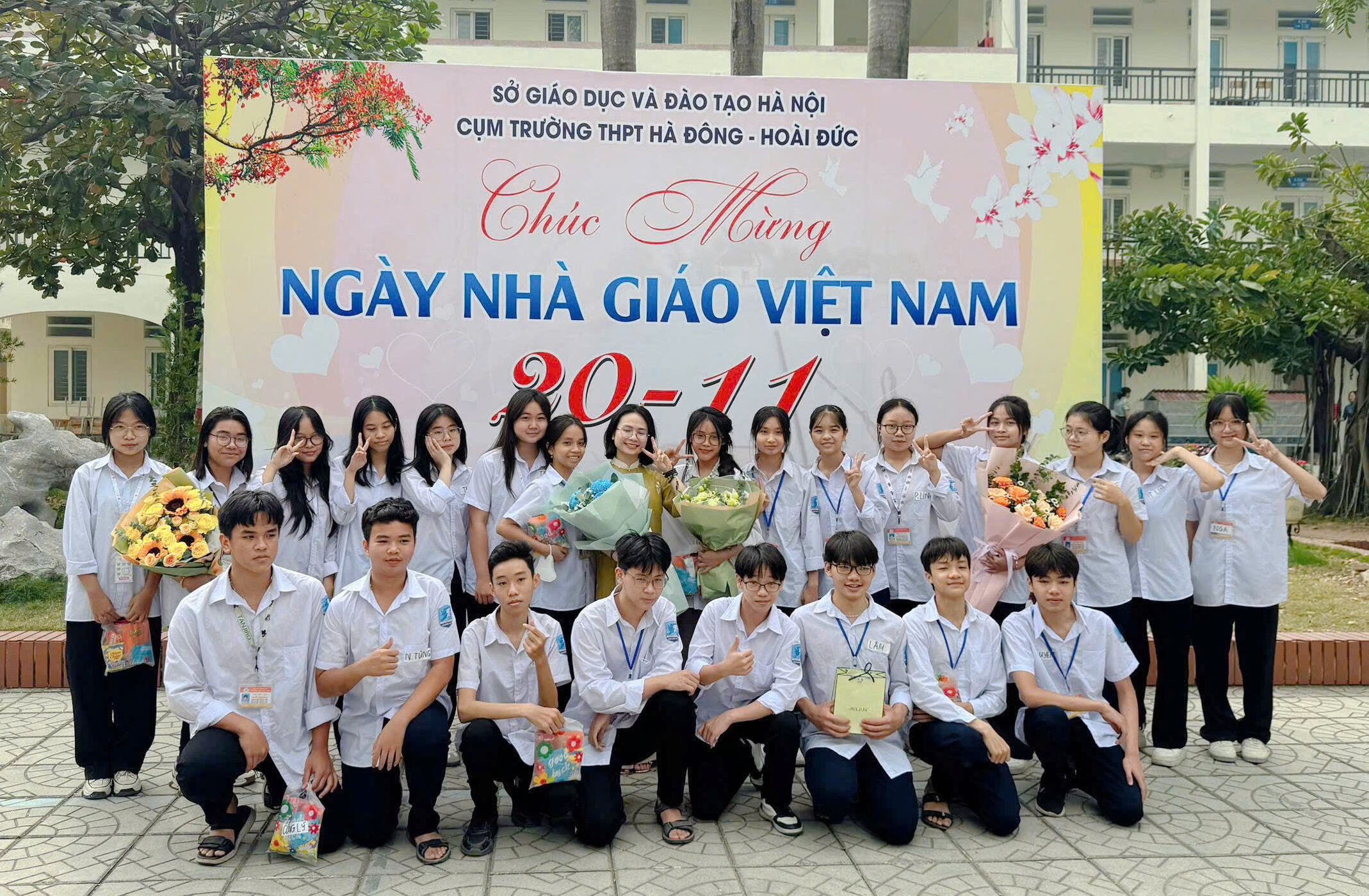 KHEN THƯỞNG GIÁO VIÊN ĐẠT GIẢI NHÌ TRONG CUỘC THI GIÁO VIÊN GIỎI CẤP CỤM