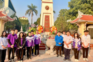 HOẠT ĐỘNG KỈ NIỆM NGÀY 22/12 – HỌC SINH DÂNG HƯƠNG TƯỞNG NIỆM TẠI NGHĨA TRANG LIỆT SĨ