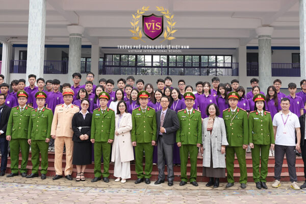 Trường Phổ Thông Quốc Tế Việt Nam Phối Hợp Với Công An Phường Dương Nội Trong Công Tác Bồi Dưỡng, Đào Tạo Kỹ Năng Lái Xe An Toàn Trong Trường Học