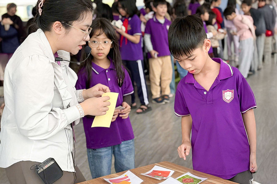 🌸 ENGLISH CORNER – KHI GIỜ HỌC TIẾNG ANH NGẬP TRÀN KHÔNG KHÍ TẾT