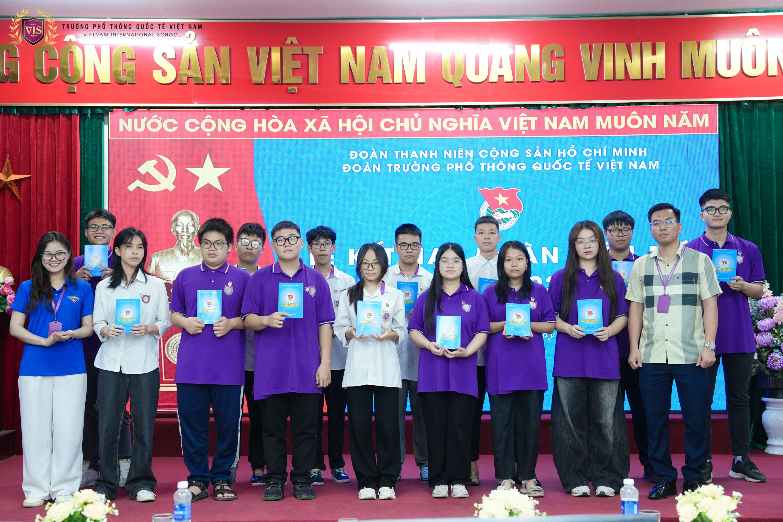 LỄ KẾT NẠP ĐOÀN VIÊN MỚI NĂM HỌC 2025 – 2026