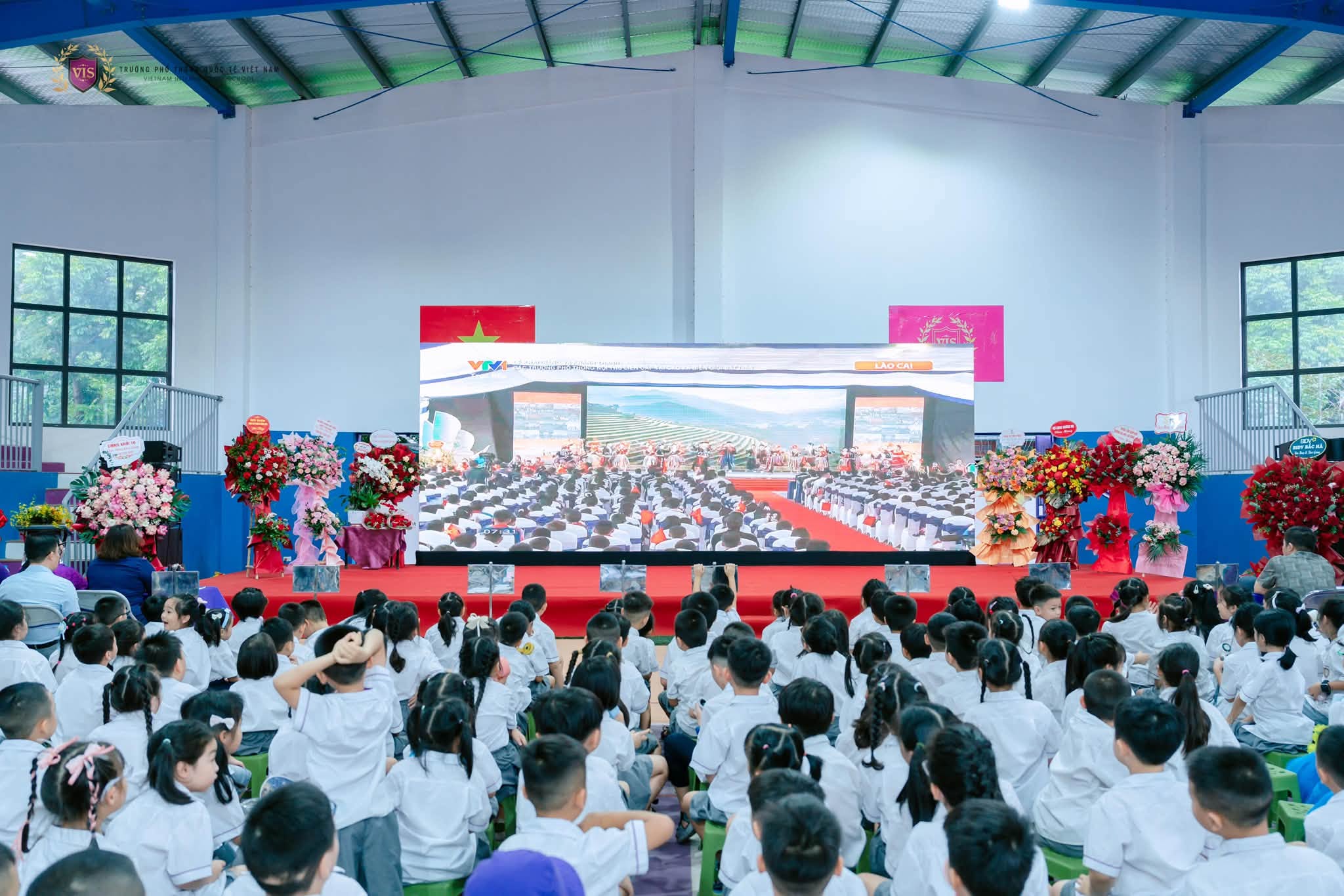 TIẾNG TRỐNG KHAI TRƯỜNG VANG LÊN – SÂN TRƯỜNG VIS NGẬP TRÀN NIỀM VUI, HỌC SINH HÂN HOAN ĐÓN NĂM HỌC MỚI VÀ SẴN SÀNG CHO NHỮNG BƯỚC TRƯỞNG THÀNH MỚI